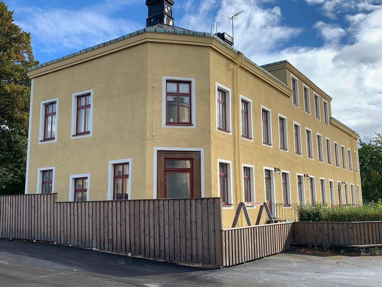 Gul putsad fastighet Almen 7 i Oxelösund med nya träfönster
