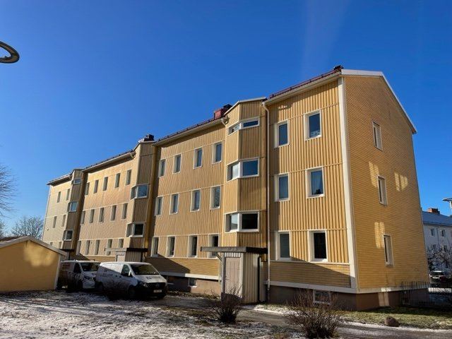 Gavel på flerbostadshus i Enköping
