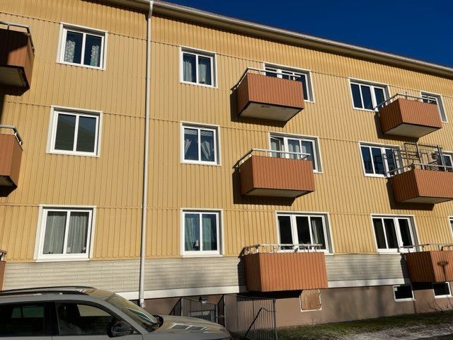 Fasad med balkonger och nya fönster i Enköping