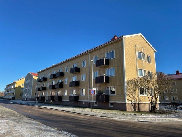 Flerbostadshus längs gatan i Enköping