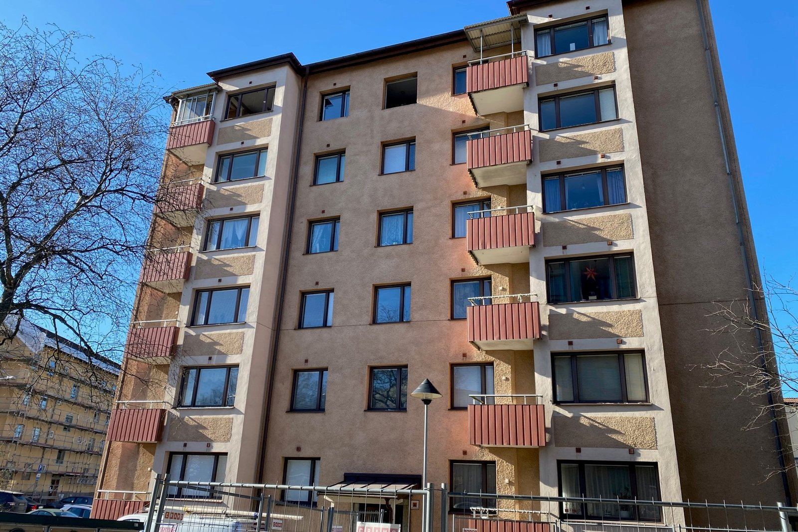 Flerbostadshus i Brf Östergården i Södertälje med nya fönster