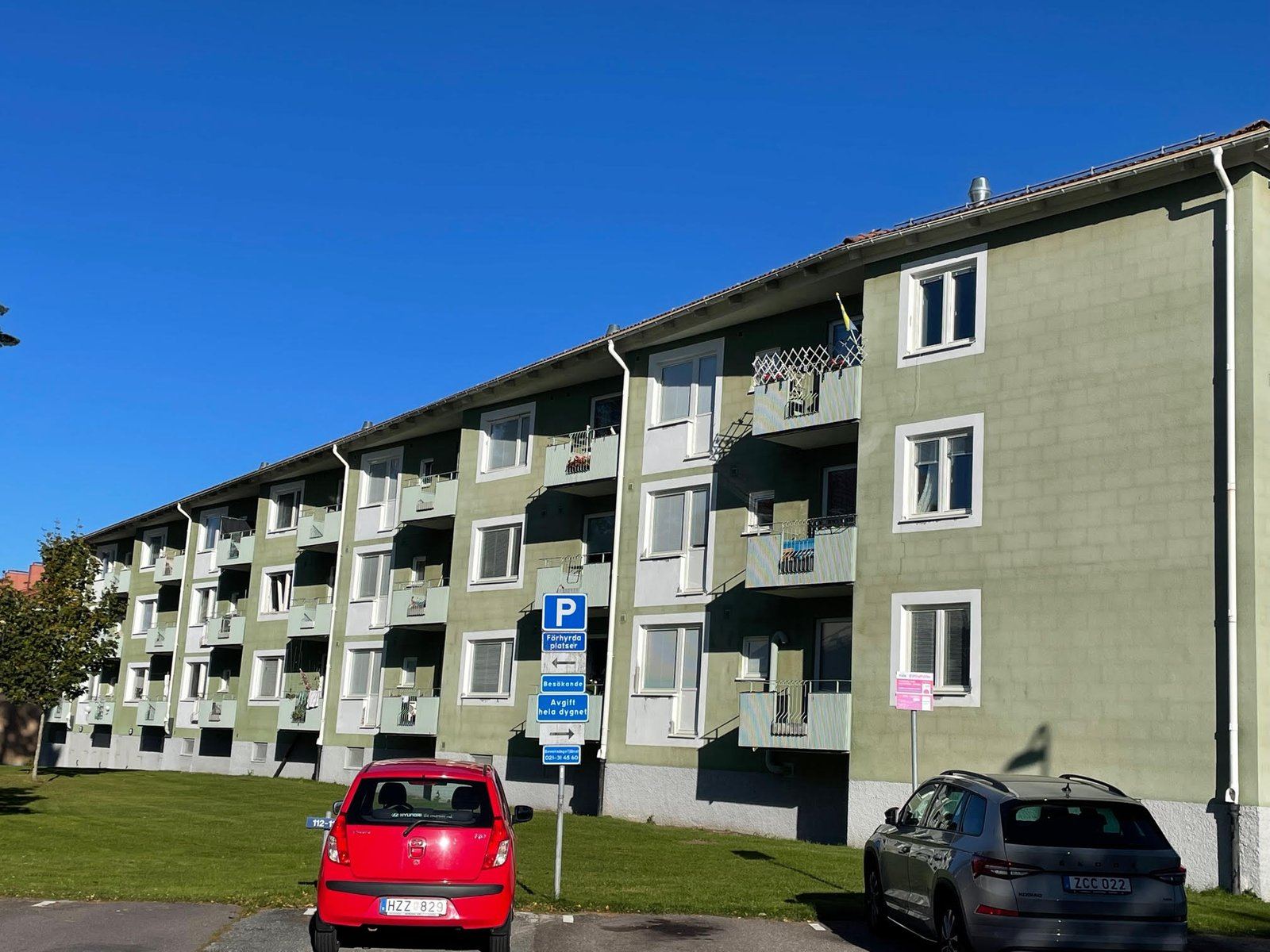Flerbostadshus med nya fönster hos Kumla Bostäder