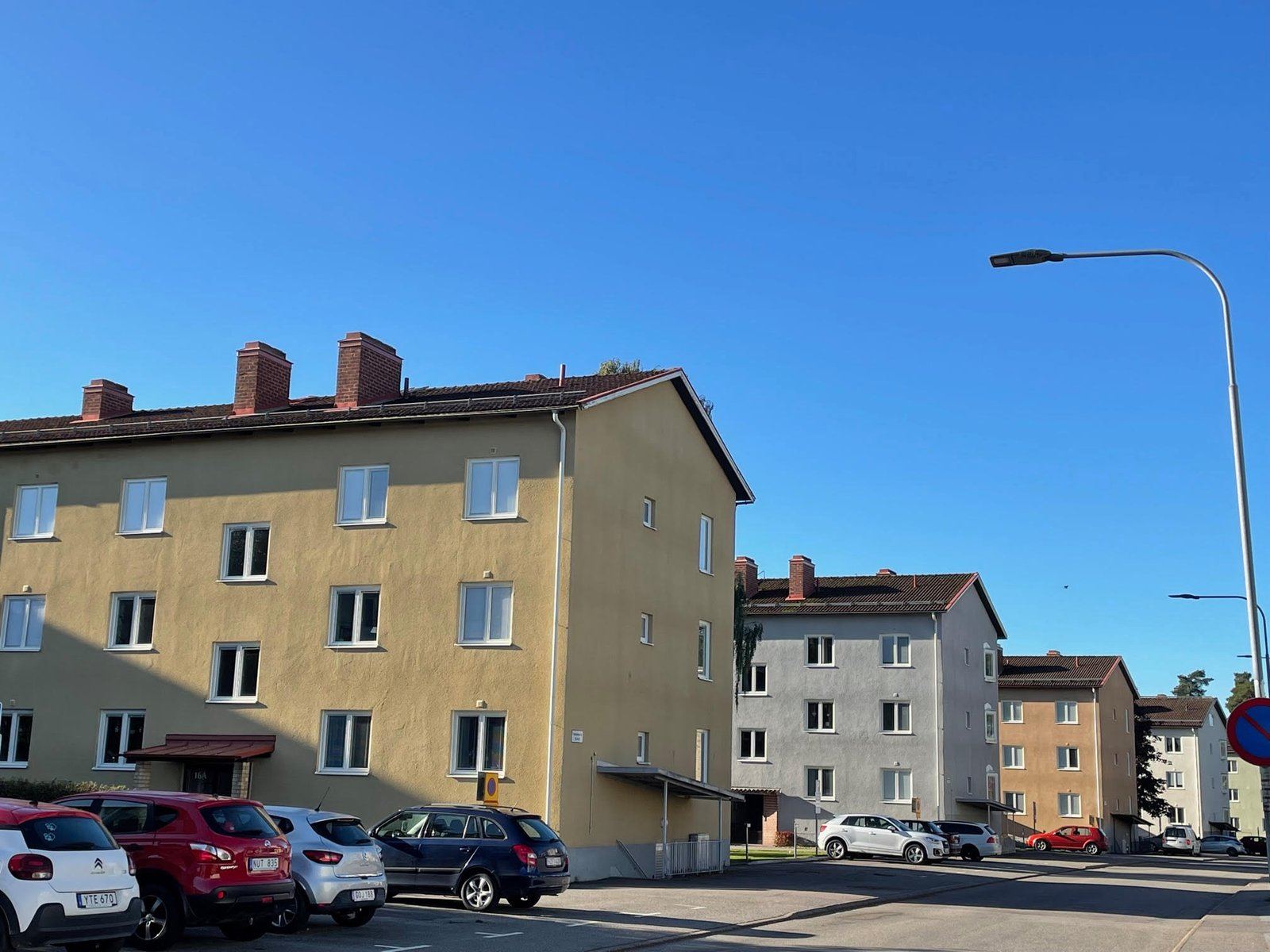 Flerbostadshus i Kumla med nya fönster