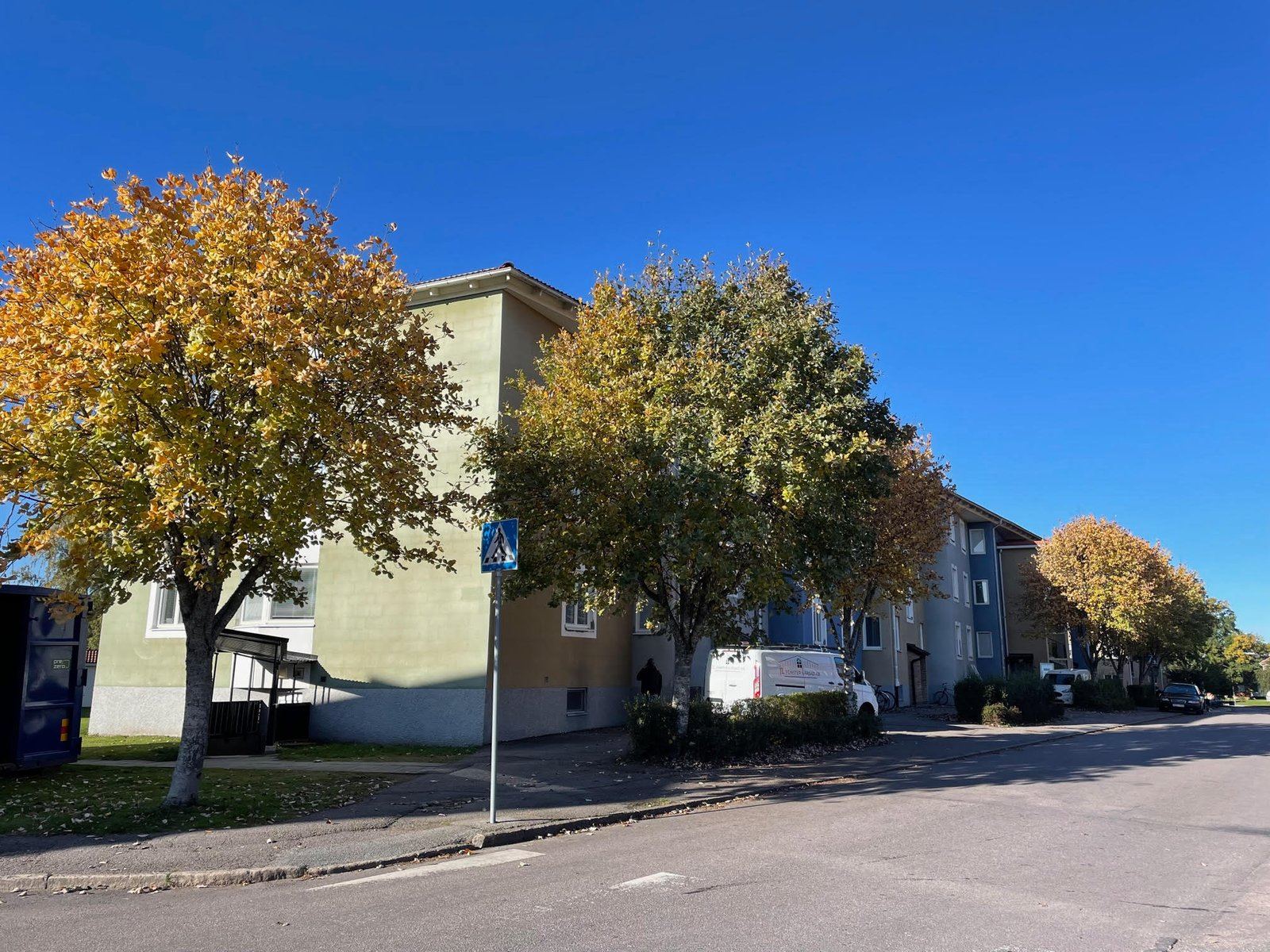 Flerbostadshus bakom höstträd i Kumla