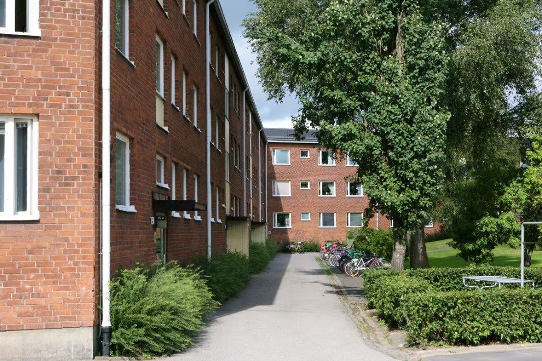Gångväg mellan tegelhus i Kv Humlen 9 i Oxelösund