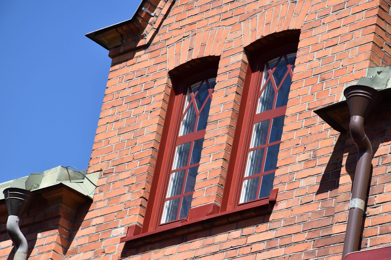 Röda fönster med spröjs sedda underifrån