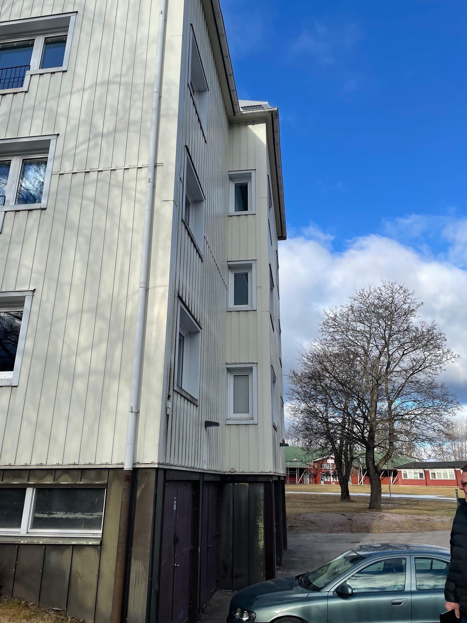 Hörn av punkthus med nya fönster i Borlänge