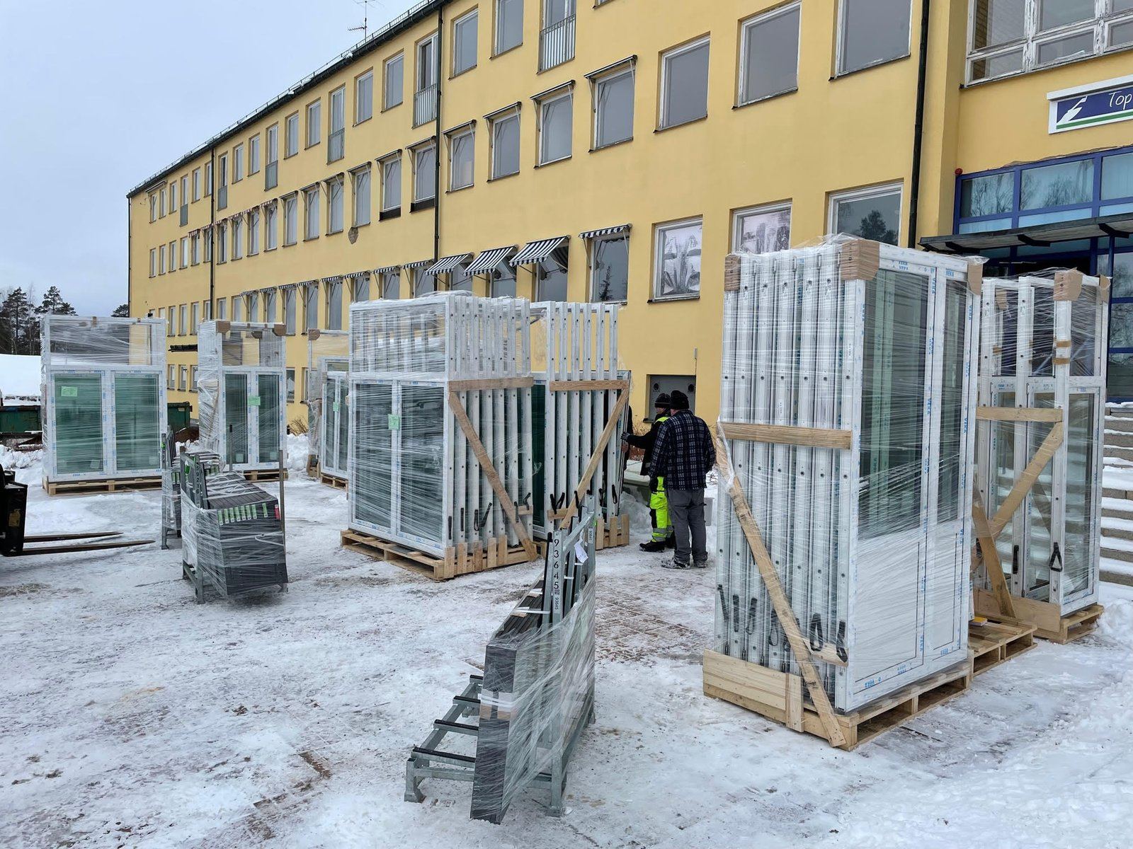 Nya fönster på pall framför fastigheten i Falun