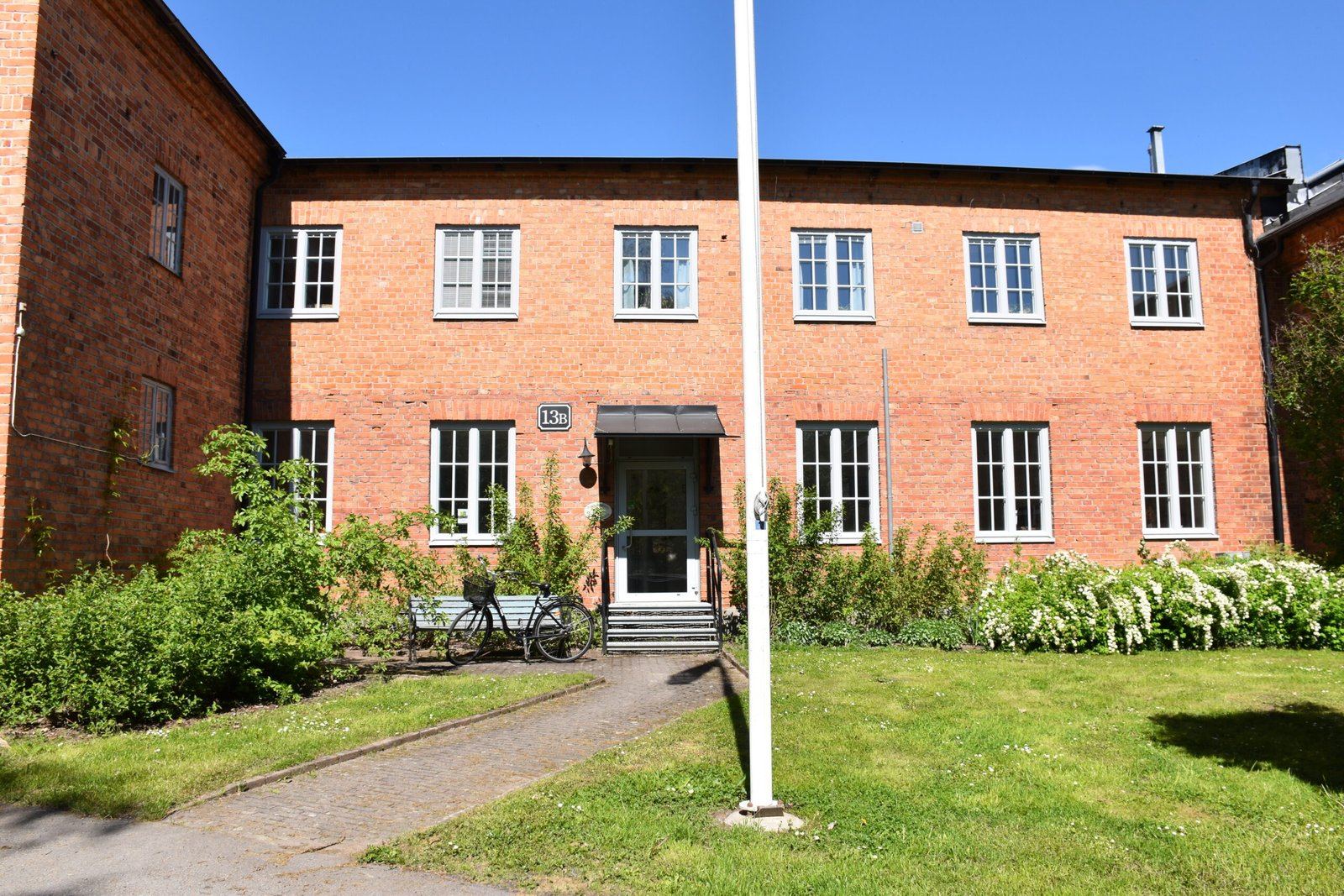 Tegelbyggnad i Värmbol i Katrineholm med nya spröjsade fönster