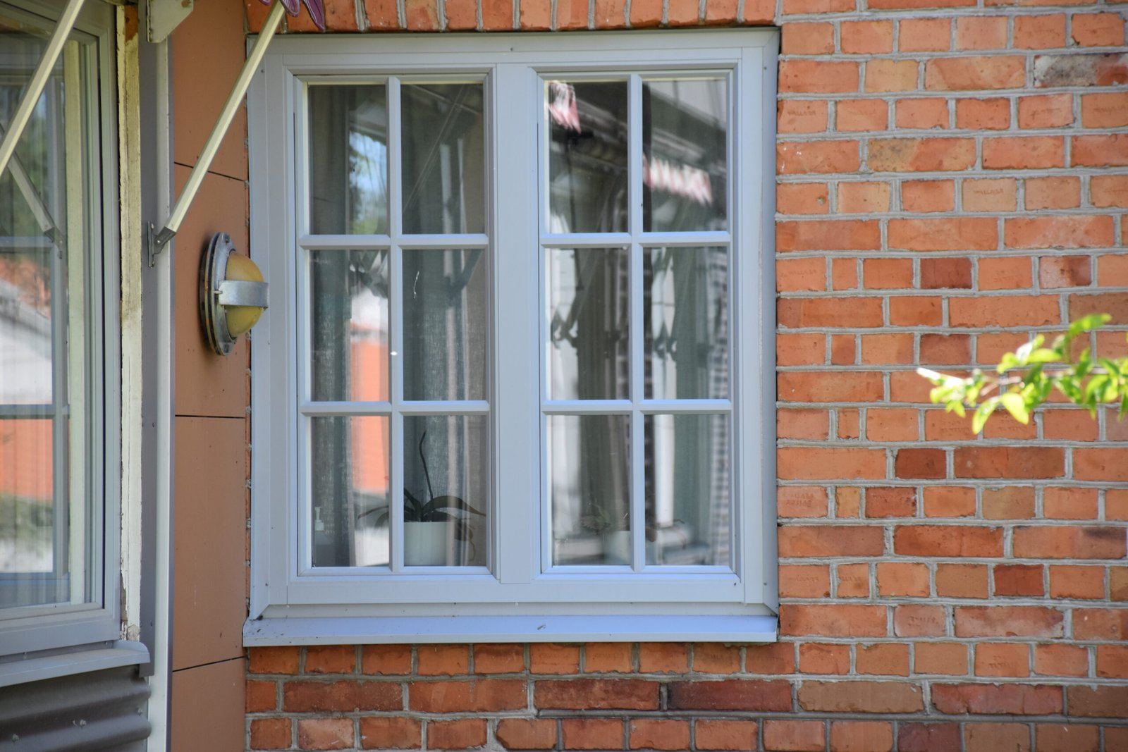 Nytt spröjsat fönster i tegelfasad