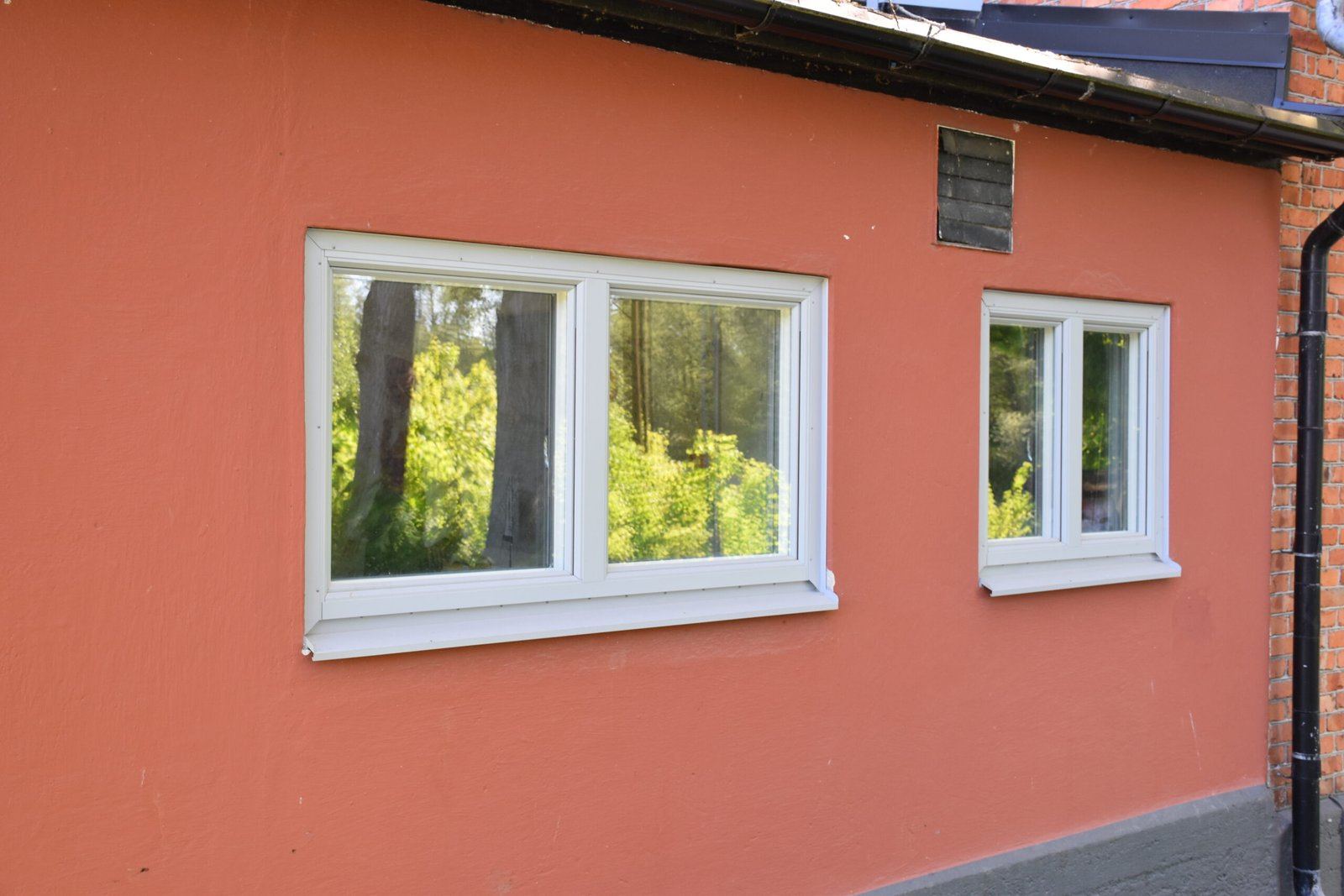 Nya fönster i putsad fasad i Värmbol